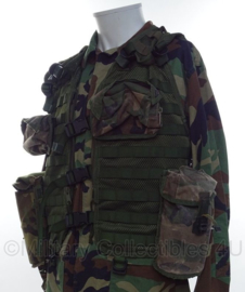 Korps Mariniers Molle OPS vest met tassen in forest camo  -  met 2 veldflessen  -  Maat L  -  origineel