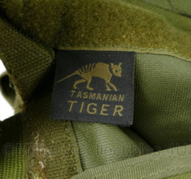 TT Tasmanian Tiger MOLLE chest rig MKIImet 4 mag pouches en 2 utility pouches - verstelbare maat - gedragen - origineel