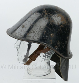 Nederlandse voor 1940 overgeschilderde M27 helm doorgebruikt door de BB  -  origineel