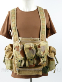 Militaire khaki chestrig met Desert Australische Auscam Jellybean camo magazijntassen  - gedragen - origineel
