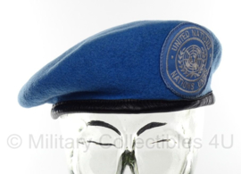 VN UN United Nations baret met stoffen insigne  - 55 tm. 60 cm.  - origineel