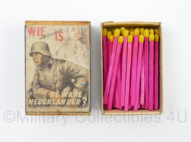 WO2 Duits luciferdoosje van echt hout - Wie van deze twee is de Ware Nederlander? - 6 x 4 cm