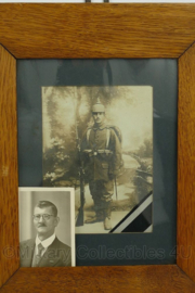 Foto in lijst van een WO1 Duitse militair in uniform met Gewehr 98 en Pickelhaube en foto van dezelfde man op latere leeftijd SET - origineel - origineel