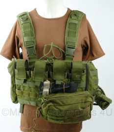 TT Tasmanian Tiger TT Chest Rig MK II M4 - Olive Drab met 4 mag pouches, Utility pouch en Dump Pouch - gedragen - origineel