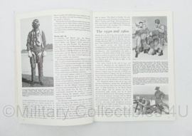 Boek The US Marine Corps since 1945 - Lee E. Russel - 24,5 x 18,5 x 0,5 cm