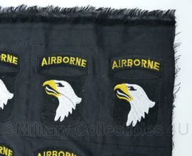 US Army 101st Airborne Division eagle patch doek met 25 patches! - decoratief -71x47 cm. - origineel