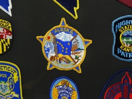 Amerikaanse en Canadese politie 16 stuks emblemen set in lijst 60 x 50 cm. - origineel