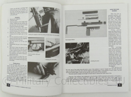 Boek A do it yourself submachine gun Gerard Metral - afmeting 28 x 22 cm - origineel