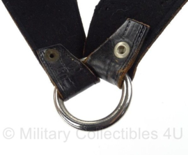 Zwart lederen schouder draagstel met metalen oog  -  140 cm  -  zwart  -  origineel