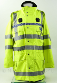 Britse Politie Police geel jack met portofoonhouders en epauletten met nummer vd Politieagent  - maat Large - origineel