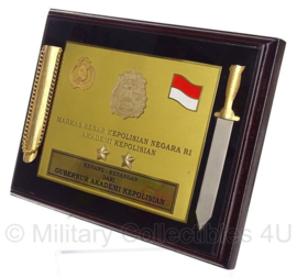 Indonesische Politie Academie bord met dolk  en insignes ZELDZAAM - 21,5 x 16 cm - origineel