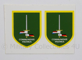 Nederlands Duitse Korps sticker paar - Communitate Valumus - afmeting 3 x 3,5 cm - origineel