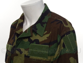 US Army Woodland camo uniform jas met patches - gebruikt door KLU Luchtmacht - maat Med/Reg - origineel