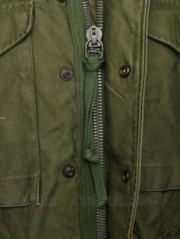 US M51 field jacket M-1951 field coat met insignes en jumpwing  - 1964 gedateerd - maat Small Short - origineel