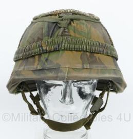 Defensie M92 M95 helm composiet helm 2017 met woodland camo overtrek en elastiek - gedragen - maat Medium - origineel