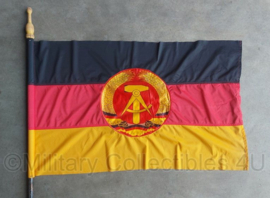 DDR vlag met stok - 88 x 56 cm -  vlaggenstok 110 cm lang - origineel