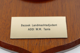 Defensie staf wandbord - bezoek Landmacht adjudant A00I W.M. Tanis - 18 x 1,5 x 22 cm - origineel