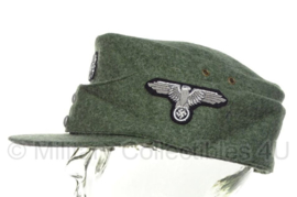 Duitse M43 pet Waffen SS officier  FELDGRAU - MET insignes  - 56 t/m 58 cm - replica