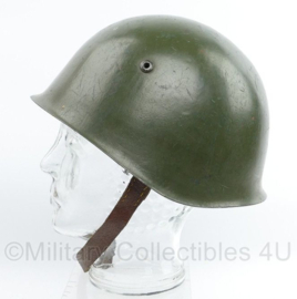 Italiaanse M33 helm met lederen kinriem - gedragen - origineel