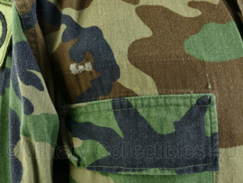 US Army BDU field jacket met insignes - 82nd airborne division - staff sergeant grade 3 rank - woodland - maat small - gedragen - origineel