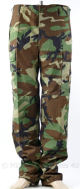 Zeldzaam Korps Mariniers Woodland Forest camo broek met Permethrine Trousers Forest Kmarns Permethrine - huidig model -  nieuw in de verpakking -  maat Small Regular - origineel