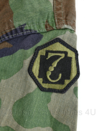 US Army BDU Woodland uniform jas Specialist met diverse emblemen - XS short - origineel