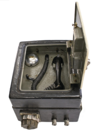 Leger bunkertelefoon in stalen wandkast - 45 x 33 x 29 cm - origineel