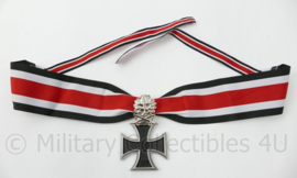WO2 Duits Ridderkruis met Eichenlaub, zwaarden en lint - gestempeld  - replica