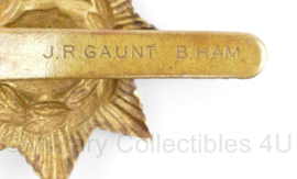 WO2 Britse cap badge Essex Regiment - Maker JR Gaunt Birmingham - 5 x 3,5 cm -  origineel