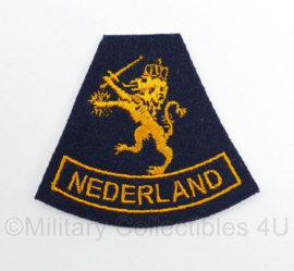 WO2 en naoorlogse Nederlandse mouwleeuw op donkerblauw NEDERLAND - 6,5 x 7,5 cm