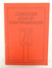 MVO handboek - Leiderschap gezag en verantwoordelijkheid 1956 - 14 x 20 cm - Topstaat - origineel