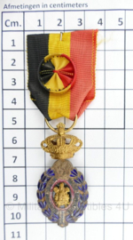 Gouden Belgische Arbeidersmedaille insigne medaille Dus decoration du Travail de 1e Classe habilete Moralite - 10 x 3,5 cm - origineel