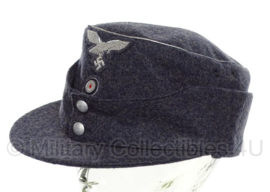 Duitse M43 pet Luftwaffe  officier graublau / BLAUW - MET insignes  - meerdere maten - replica