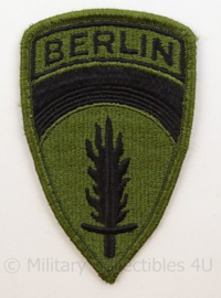 US Army embleem SHAEF Berlin eenheid - groen - net naoorlogs - subdued cut edge - afmeting 6 x 10,5 cm - origineel