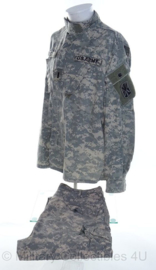 US Army ACU camo jas met insignes & broek - maat Large/Long - origineel