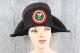 Italiaanse Bersaglieri of Carabinieri Lucerna Bicorne hat kokarde voor de hoed (bekend van Bertorelli van Alo Alo) - rood/wit/groen - diameter 8,5 cm - origineel