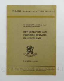 Nederlandse leger voorschrift Het verlenen van militaire bijstand in Nederland VA 2-1580 uit 1960 - afmeting 14 x 21 cm - origineel