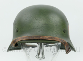 WO2 Duitse DD Waffen SS M40 helm - met replica verf, kinriem en decals - maat 62 helmpot, 56 cm hoofdomtrek - origineel