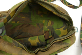 KL DPM woodland tas met draagriem - 32½ x 13 x 10 cm - origineel