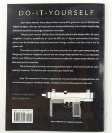 Boek A do it yourself submachine gun Gerard Metral - afmeting 28 x 22 cm - origineel