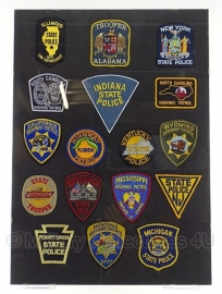 Amerikaanse politie 17 stuks emblemen set in lijst 60 x 50 cm. - origineel
