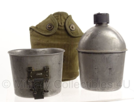 WO2 US Army veldfles set - fles 1944, beker 1963/1965 en OD hoes jaren 50 - origineel