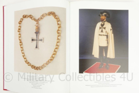 Boekenbundel Moed en Deugd: Onderscheidingen en ridderorden - 30 x 23½ x 10 cm - origineel