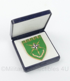 Defensie ARFPS NATO Nederland 1993 - 1997 speld in doosje - 4 x 3 cm - origineel