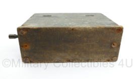 Ericcson veldtelefoon van rond 1900 - vroeg model hout - 30 x 11 x 22,5 cm - origineel