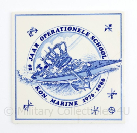 Porseleinen wandbord Koninklijke Marine 10 jaar operationele school 1976 - 1986 - 15 x 15 cm - origineel