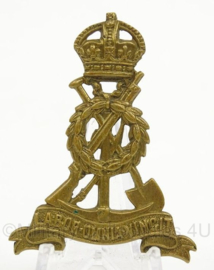 WO2 Britse cap badge Pioneer Corps  - afmeting 3,5 x 5 cm - origineel