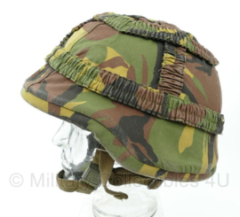 KL Nederlandse leger Special Forces ballistische helm met rigger modified padded liner en woodland overtrek - fabrikant SPE - maat Medium - gebruikt - origineel