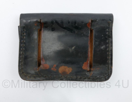 WO2 US Army ammo pouch leder - was bruin en is later zwart gemaakt - 12 x 1,5 x 9,5 cm - origineel