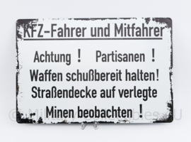 Nieuw gemaakte metalen plaat KFZ Fahrer und Mitfahrer Ahtung! Partisanen!  - 30 x 20 cm - nieuw
